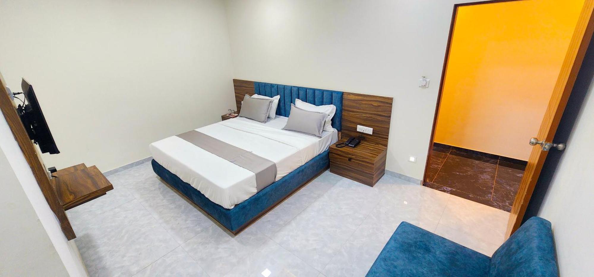 אחמדאבאד Hotel Nova Blue מראה חיצוני תמונה