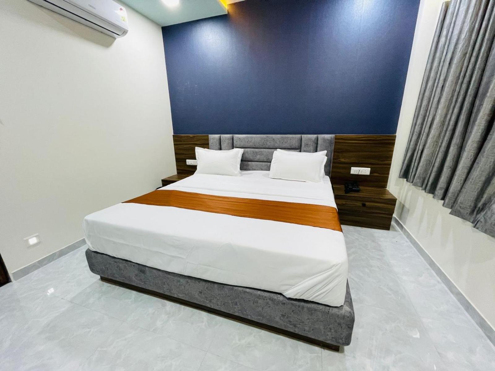 אחמדאבאד Hotel Nova Blue מראה חיצוני תמונה