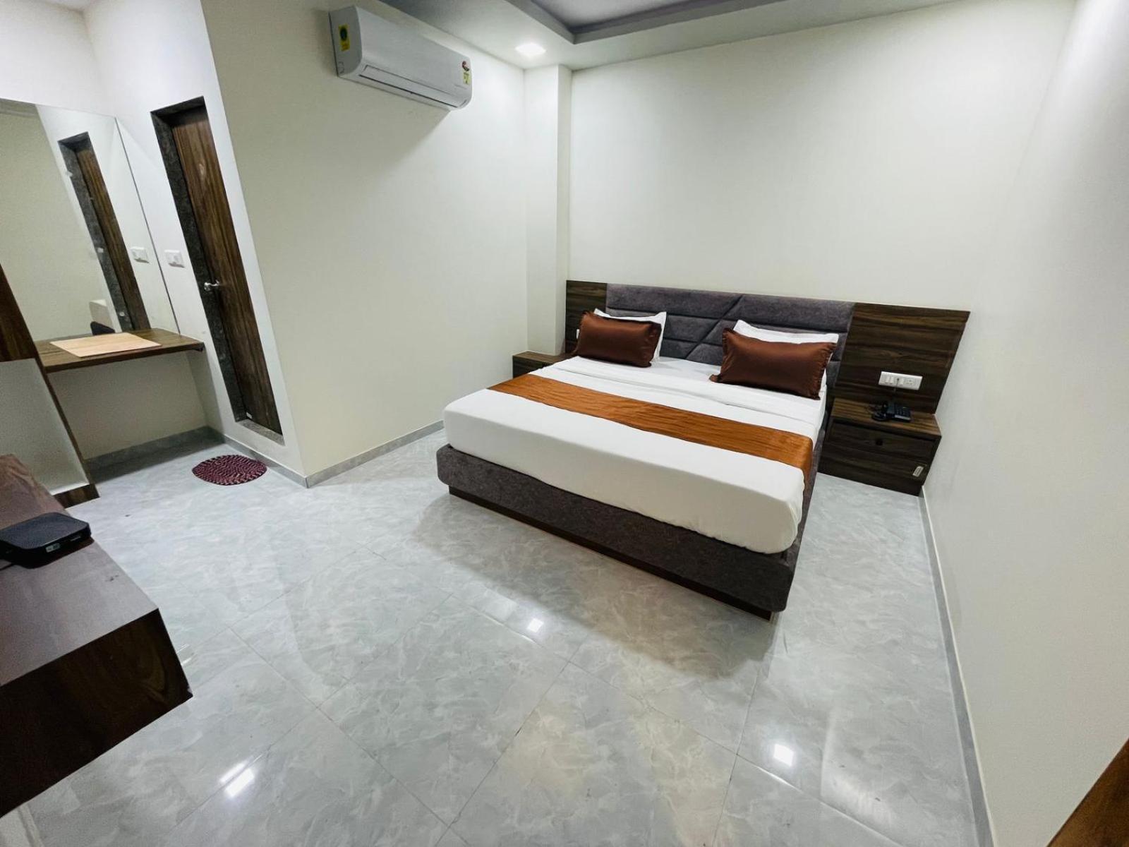 אחמדאבאד Hotel Nova Blue מראה חיצוני תמונה