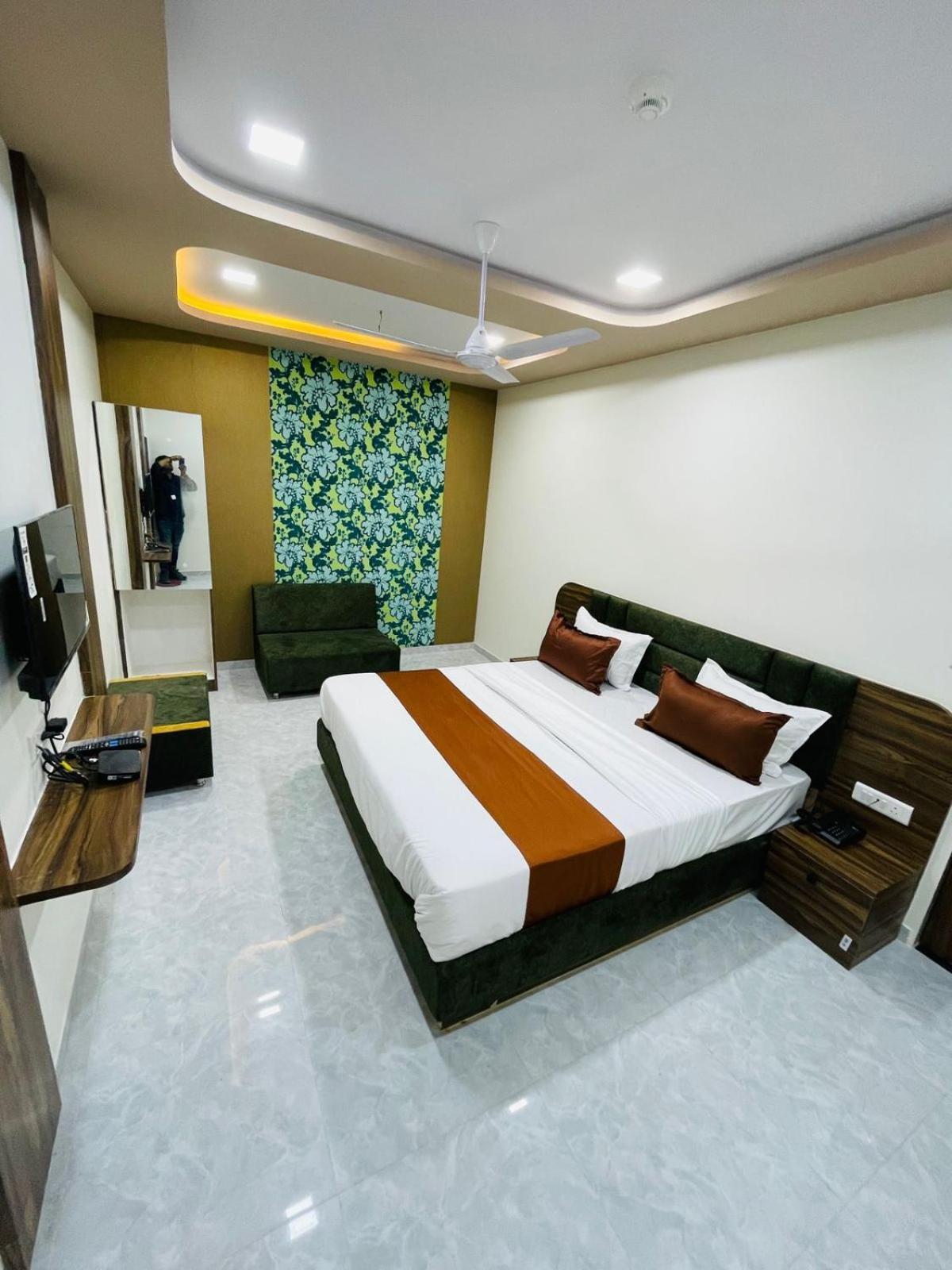 אחמדאבאד Hotel Nova Blue מראה חיצוני תמונה