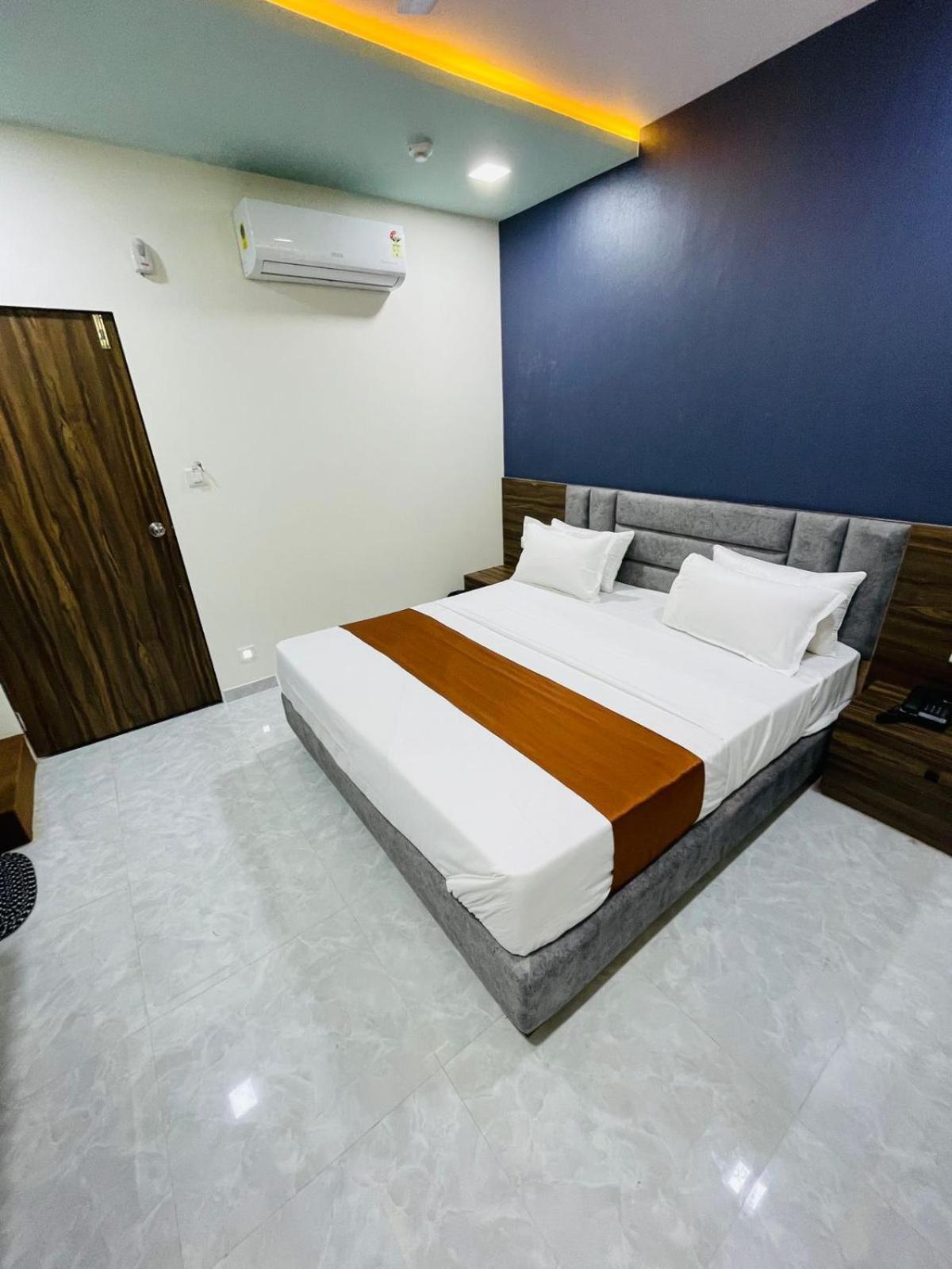 אחמדאבאד Hotel Nova Blue מראה חיצוני תמונה