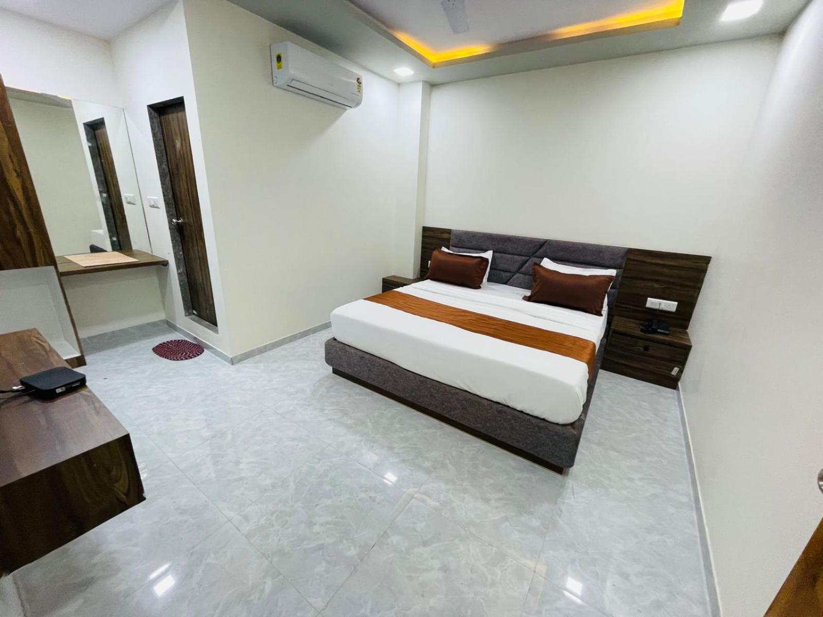 אחמדאבאד Hotel Nova Blue מראה חיצוני תמונה