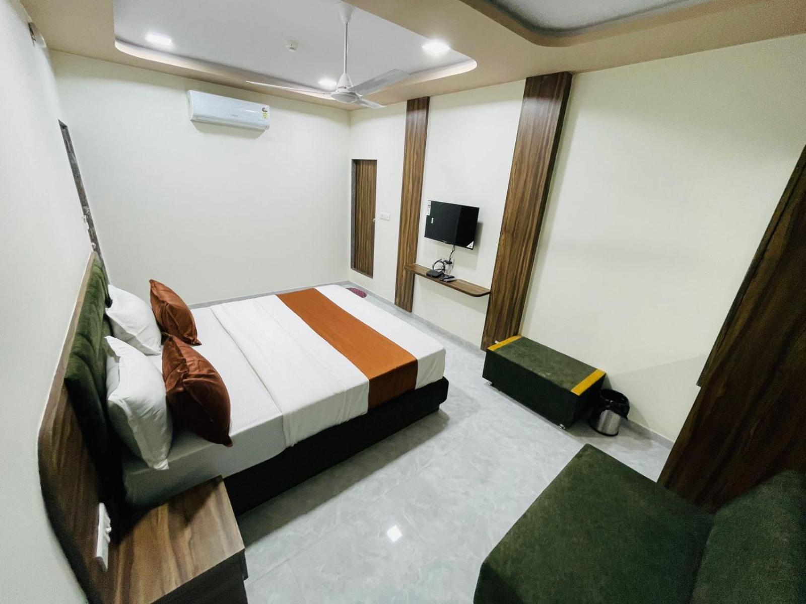 אחמדאבאד Hotel Nova Blue מראה חיצוני תמונה
