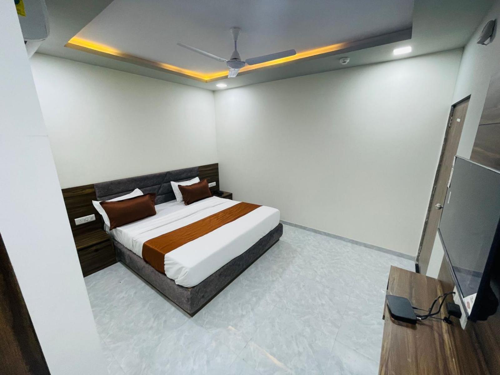 אחמדאבאד Hotel Nova Blue מראה חיצוני תמונה